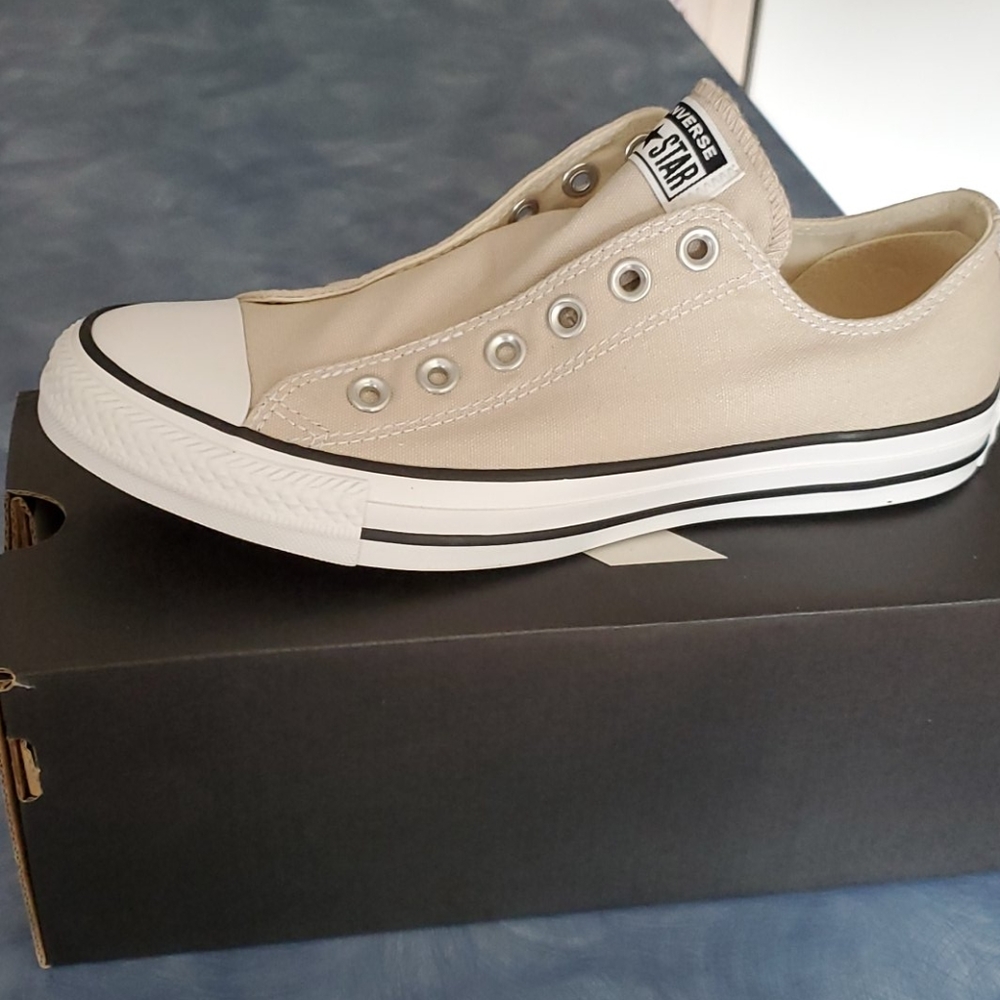 CONVERSE UNISEX NEW IN BOX 6.5M/8.5Women